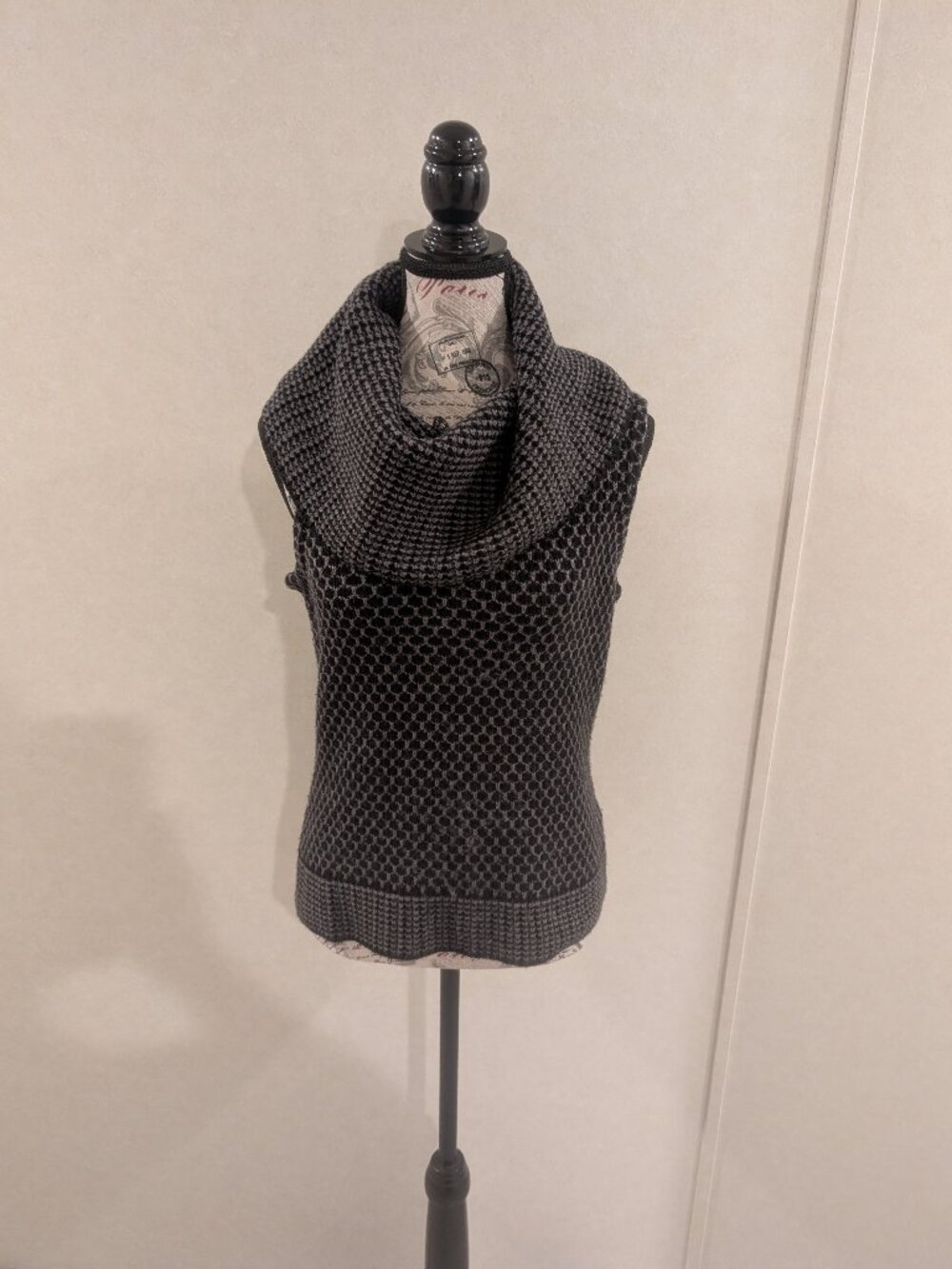 Nine West Black & Gray Honeycomb Knit Sleeveless Hooded Sweater Size Medium